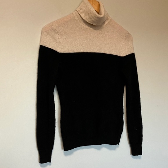Lord & Taylor Black and Off White Ivory 100% Cashmere Turtleneck Sweater - Picture 3 of 3